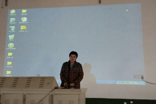 湘潭大学外国语学院院党委副书记罗益花老师为新生做就业指导.jpg